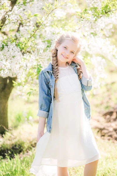 Menina Bonito Com Cabelo Loiro Sundress Branco Primavera Jardim Exuberante — Fotografia de Stock