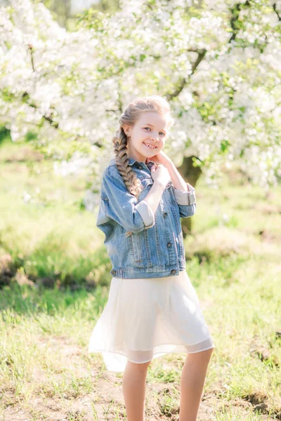 Menina Bonito Com Cabelo Loiro Sundress Branco Primavera Jardim Exuberante — Fotografia de Stock