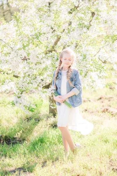 Menina Bonito Com Cabelo Loiro Sundress Branco Primavera Jardim Exuberante — Fotografia de Stock