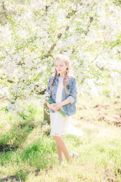 Söt Tjej Med Blont Hår Vit Sundress Våren Lummig Trädgård — Stockfoto