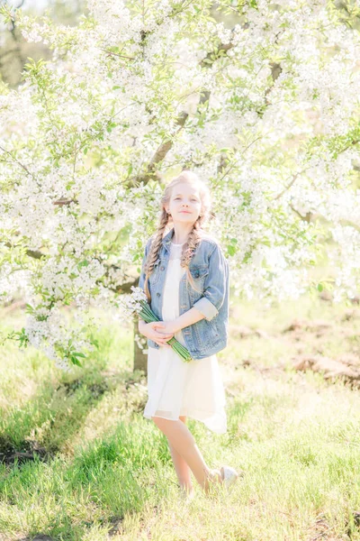 Menina Bonito Com Cabelo Loiro Sundress Branco Primavera Jardim Exuberante — Fotografia de Stock