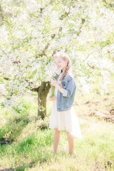 Cute Girl Blond Hair White Sundress Spring Lush Garden Daffodils — Stok fotoğraf