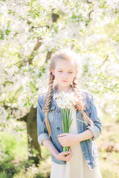 Menina Bonito Com Cabelo Loiro Sundress Branco Primavera Jardim Exuberante — Fotografia de Stock