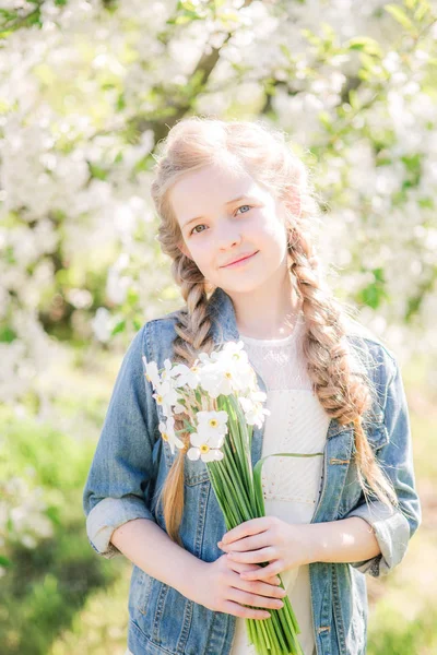 Menina Bonito Com Cabelo Loiro Sundress Branco Primavera Jardim Exuberante — Fotografia de Stock