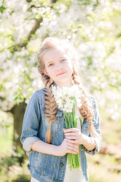 Menina Bonito Com Cabelo Loiro Sundress Branco Primavera Jardim Exuberante — Fotografia de Stock