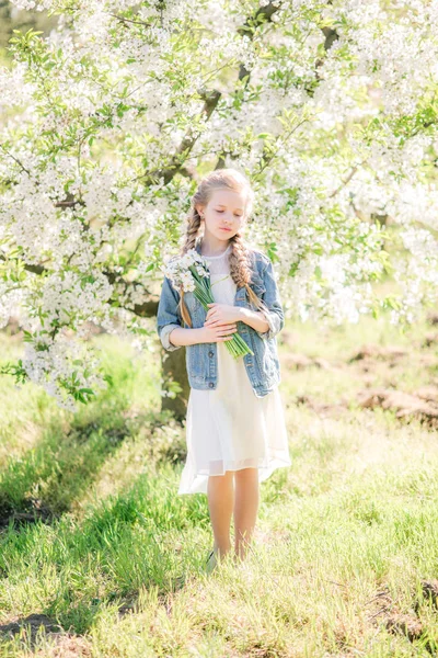 Menina Bonito Com Cabelo Loiro Sundress Branco Primavera Jardim Exuberante — Fotografia de Stock