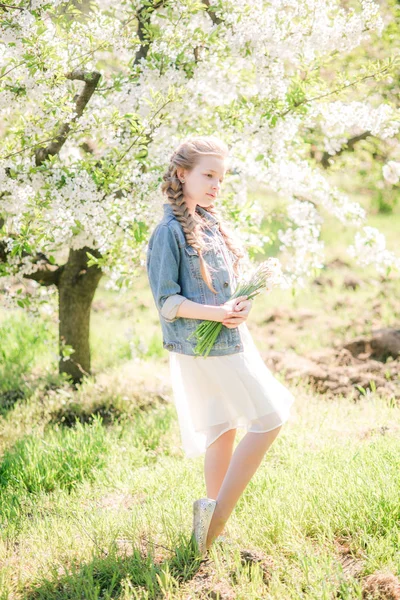 Söt Tjej Med Blont Hår Vit Sundress Våren Lummig Trädgård — Stockfoto