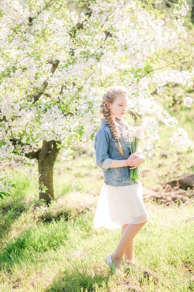 Menina Bonito Com Cabelo Loiro Sundress Branco Primavera Jardim Exuberante — Fotografia de Stock