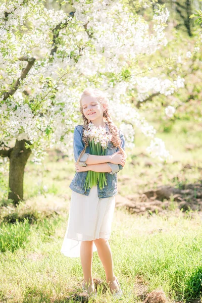 Menina Bonito Com Cabelo Loiro Sundress Branco Primavera Jardim Exuberante — Fotografia de Stock