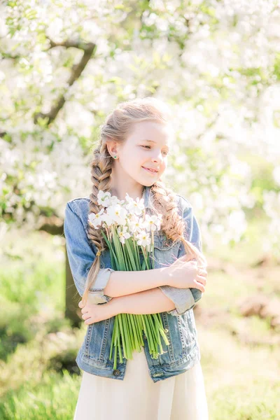 Милая Девушка Светлыми Волосами Белом Сарае Весной Пышном Саду Нарциссами — стоковое фото