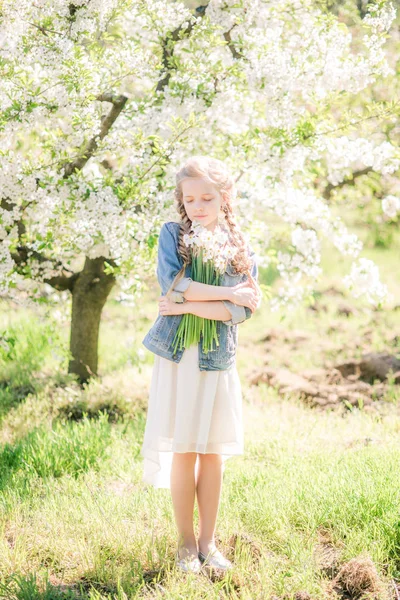 Menina Bonito Com Cabelo Loiro Sundress Branco Primavera Jardim Exuberante — Fotografia de Stock