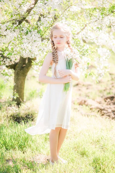 Aranyos Lány Szőke Haj Fehér Sundress Tavaszán Egy Buja Kert — Stock Fotó