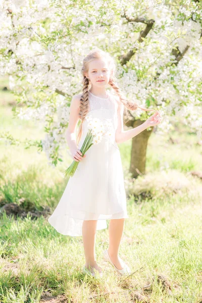 Menina Bonito Com Cabelo Loiro Sundress Branco Primavera Jardim Exuberante — Fotografia de Stock