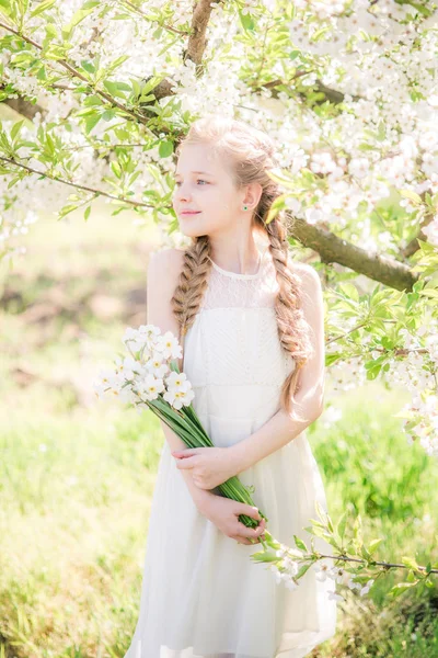 Menina Bonito Com Cabelo Loiro Sundress Branco Primavera Jardim Exuberante — Fotografia de Stock