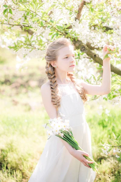 Jolie Fille Aux Cheveux Blonds Dans Une Robe Blanche Printemps — Photo