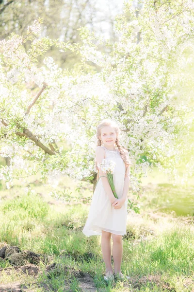 Menina Bonito Com Cabelo Loiro Sundress Branco Primavera Jardim Exuberante — Fotografia de Stock