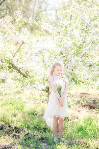 Menina Bonito Com Cabelo Loiro Sundress Branco Primavera Jardim Exuberante — Fotografia de Stock