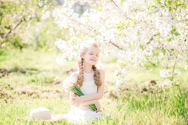 Menina Bonito Com Cabelo Loiro Sundress Branco Primavera Jardim Exuberante — Fotografia de Stock