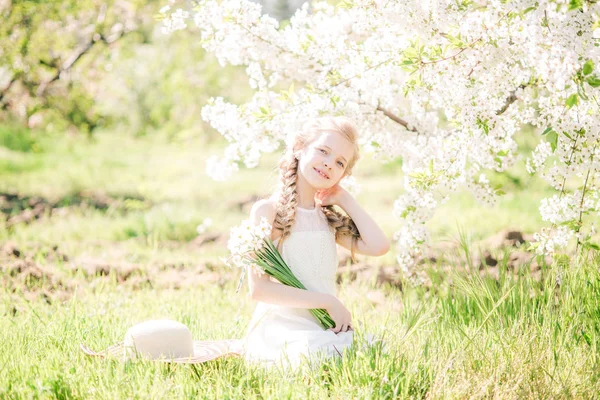 Roztomilá Dívka Blond Vlasy Bílé Letní Šaty Jaře Svěží Zahradě — Stock fotografie