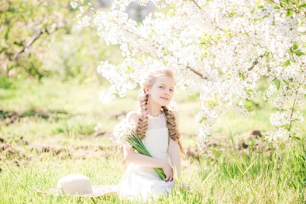 선화와 정원에서 봄에서 Sundress에 머리를 귀여운 — 스톡 사진