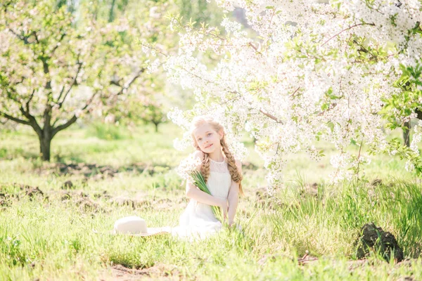 Linda Chica Con Pelo Rubio Vestido Blanco Primavera Exuberante Jardín — Foto de Stock