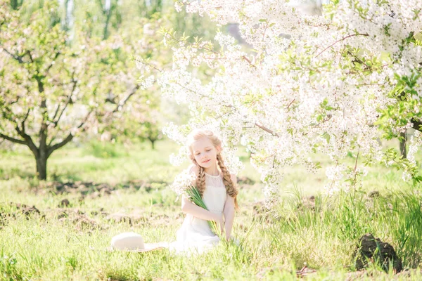 Cute Girl Blond Hair White Sundress Spring Lush Garden Daffodils — Stock Photo, Image