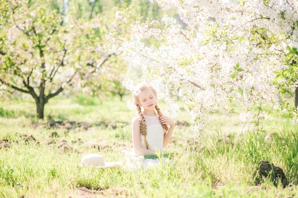 Menina Bonito Com Cabelo Loiro Sundress Branco Primavera Jardim Exuberante — Fotografia de Stock