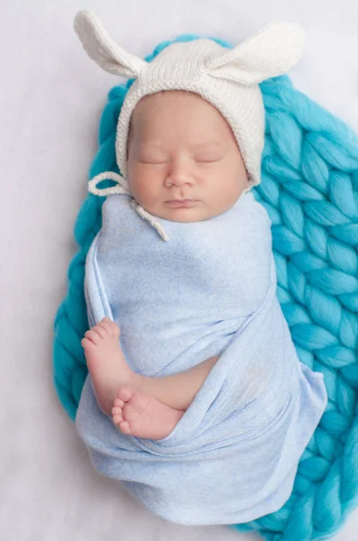 Schattig Pasgeboren Kind Dragen Bunny Oren Hoed Slapen Een Bed — Stockfoto