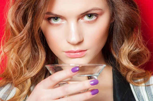 Hermosa Joven Con Pelo Rubio Sobre Fondo Rojo Con Cóctel — Foto de Stock