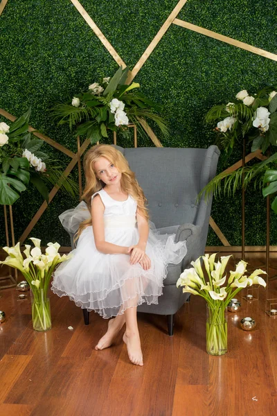 Małe Słodkie Dziewczyny Blond Włosami Białej Sukni Białe Kwiaty Lilie — Zdjęcie stockowe