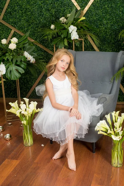 Malá Roztomilá Dívka Blond Vlasy Bílých Šatech Bílé Květy Lilie — Stock fotografie