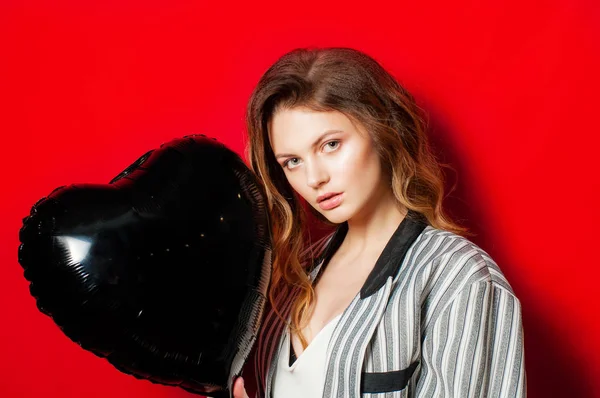 Hermosa Joven Con Pelo Rubio Con Globo Negro Forma Corazón —  Fotos de Stock