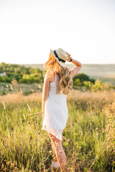 Hermosa Joven Con Pelo Rubio Vestido Blanco Sombrero Paja Verano —  Fotos de Stock