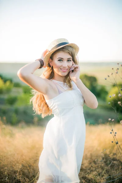 Bella Ragazza Con Capelli Biondi Prendisole Bianco Cappello Paglia Estate — Foto Stock