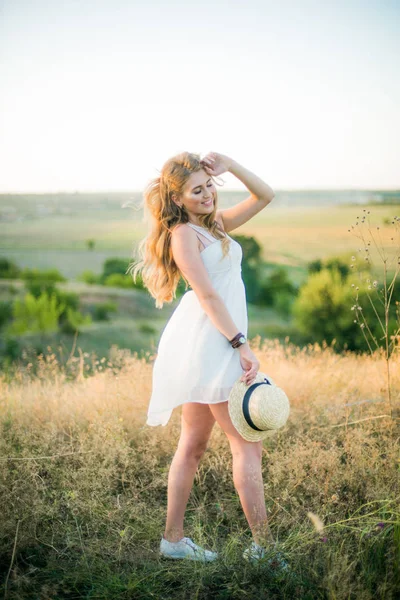 Hermosa Joven Con Pelo Rubio Vestido Blanco Sombrero Paja Verano —  Fotos de Stock