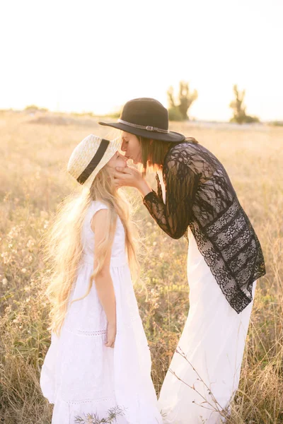 Dívka Bílých Šatech Slaměný Klobouk Blond Dlouhé Vlasy Starší Sestrou — Stock fotografie