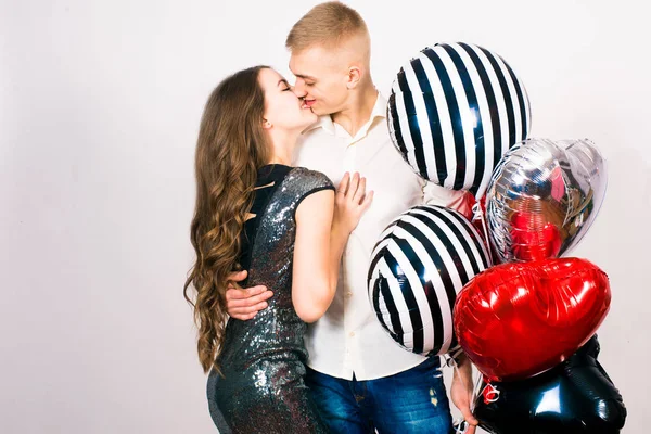 Kissing Couple Posing Grey Background Balloons Heart Valentine Day Image — Stock Photo, Image