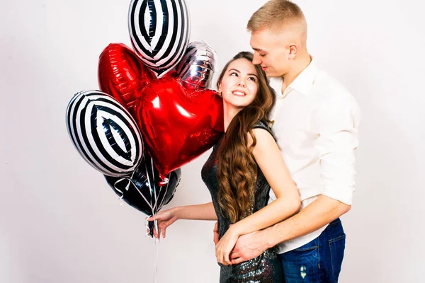 Küssendes Paar Posiert Auf Grauem Hintergrund Mit Luftballons Herz Valentinstag — Stockfoto