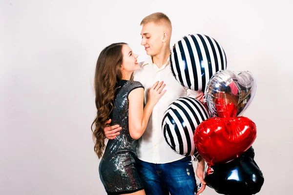 Küssendes Paar Posiert Auf Grauem Hintergrund Mit Luftballons Herz Valentinstag — Stockfoto