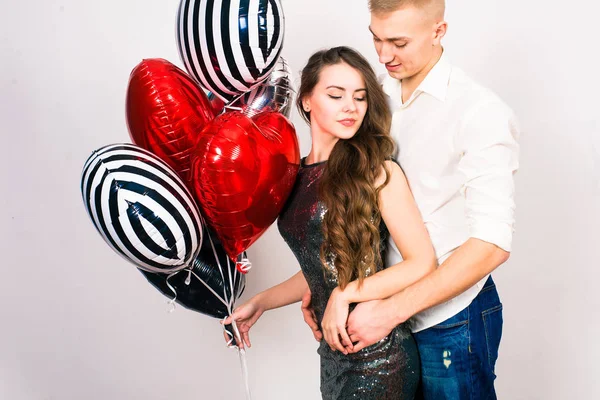 Kissing Para Pozowanie Szarym Tle Sercem Balony Valentine Day Obraz — Zdjęcie stockowe