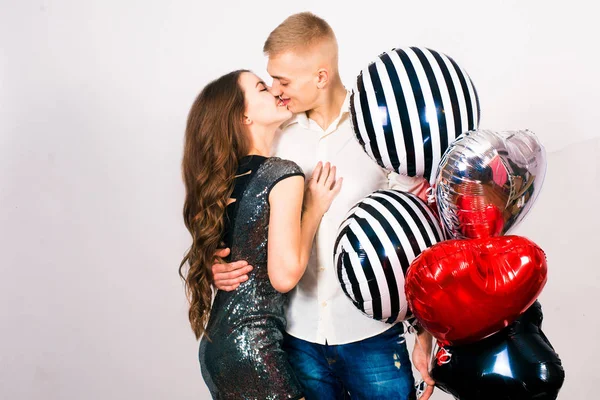 Küssendes Paar Posiert Auf Grauem Hintergrund Mit Luftballons Herz Valentinstag — Stockfoto