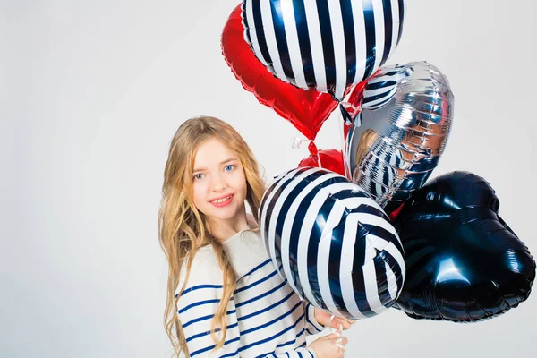 Preciosa Chica Con Pelo Rubio Mano Brillantes Globos Corazones Regalos —  Fotos de Stock