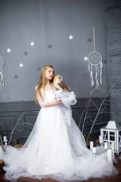 Schattig Meisje Met Blond Haar Een Witte Jurk Met Een — Stockfoto