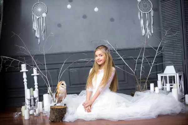 Menina Bonito Com Cabelo Loiro Vestido Branco Com Uma Coruja — Fotografia de Stock