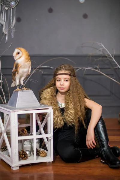 Menina Bonito Com Cabelos Longos Com Uma Coruja Branca Seus — Fotografia de Stock