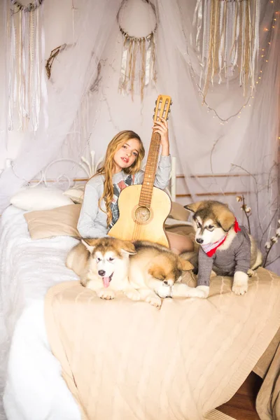 Linda Chica Con Pelo Largo Rubio Casa Cama Con Cachorros — Foto de Stock