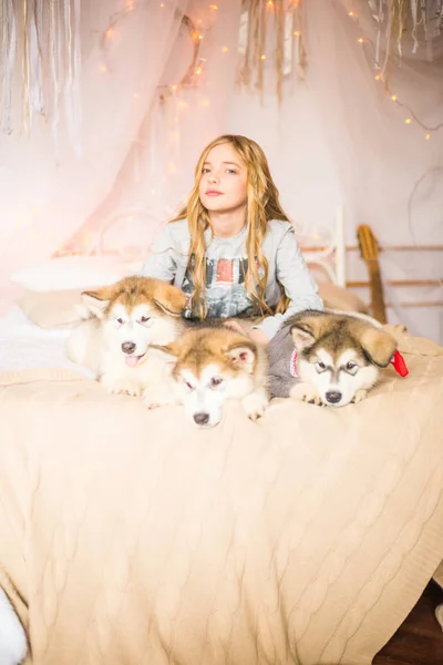 Linda Chica Con Pelo Largo Rubio Casa Cama Con Cachorros — Foto de Stock