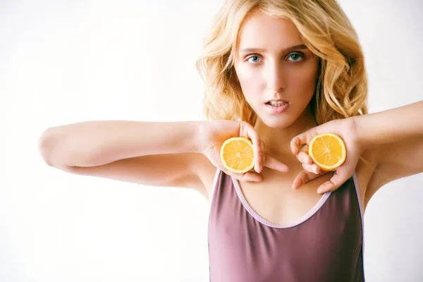 Bir Bikini Limon Devrede Onun Ellerinde Sarı Saçları Çekici Kızı — Stok fotoğraf