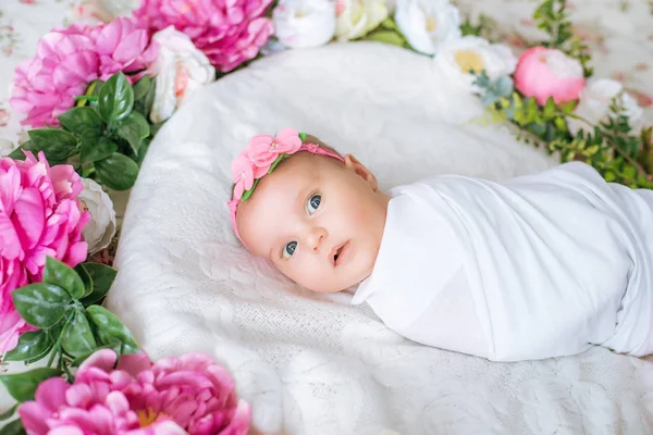 Neugeborenes Baby Einem Blumenverband Liegt Frühlingsblumen — Stockfoto