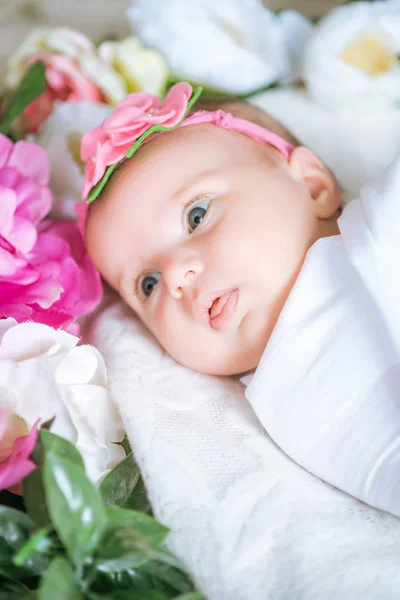 Bebé Recién Nacido Vendaje Flores Encuentra Flores Primavera — Foto de Stock